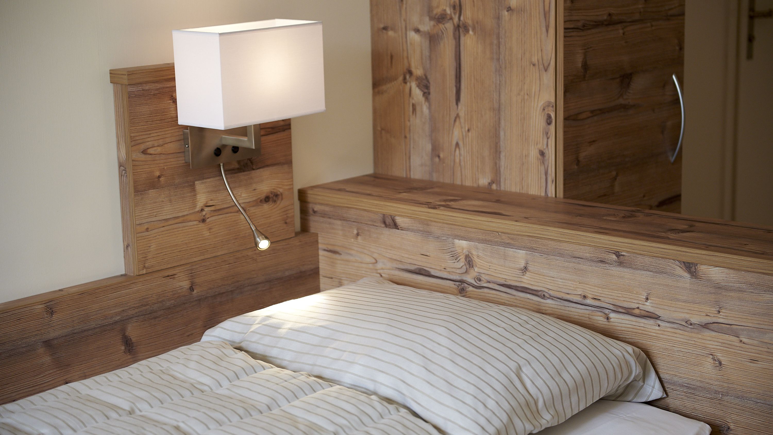 ห้องสแตนดาร์ดซิงเกิล | โต๊ะทำงาน, ผ้าปูที่นอน