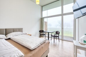 Escritorio y ropa de cama 