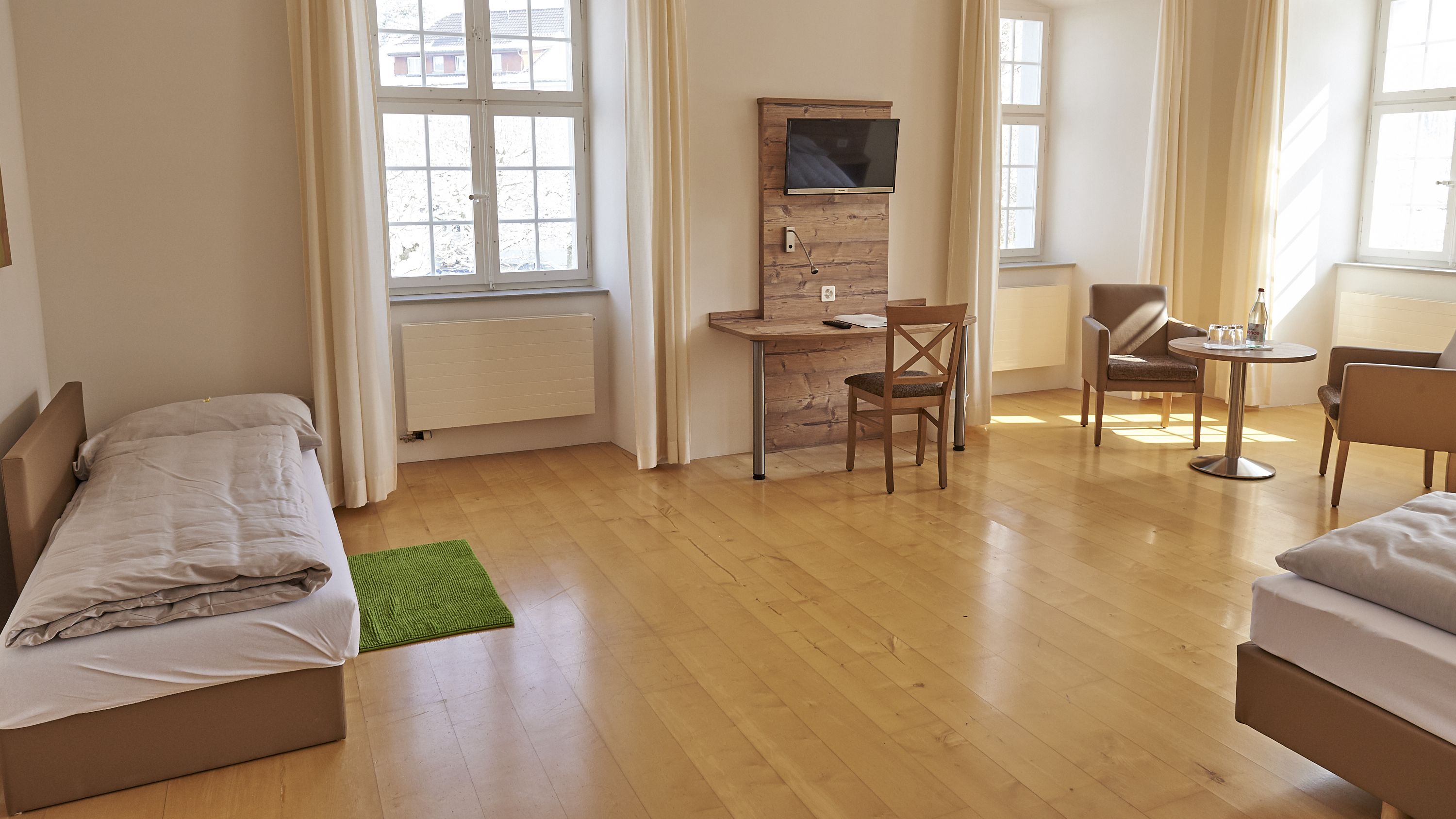 standard triple room | 1 bedroom, desk, bed sheets