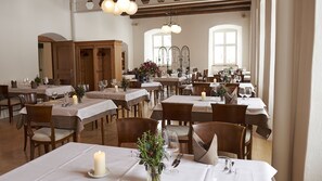 供应早餐、午餐和晚餐，国际美食