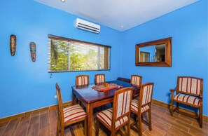 Deluxe Condo, 3 Bedrooms, Non Smoking | In-room dining