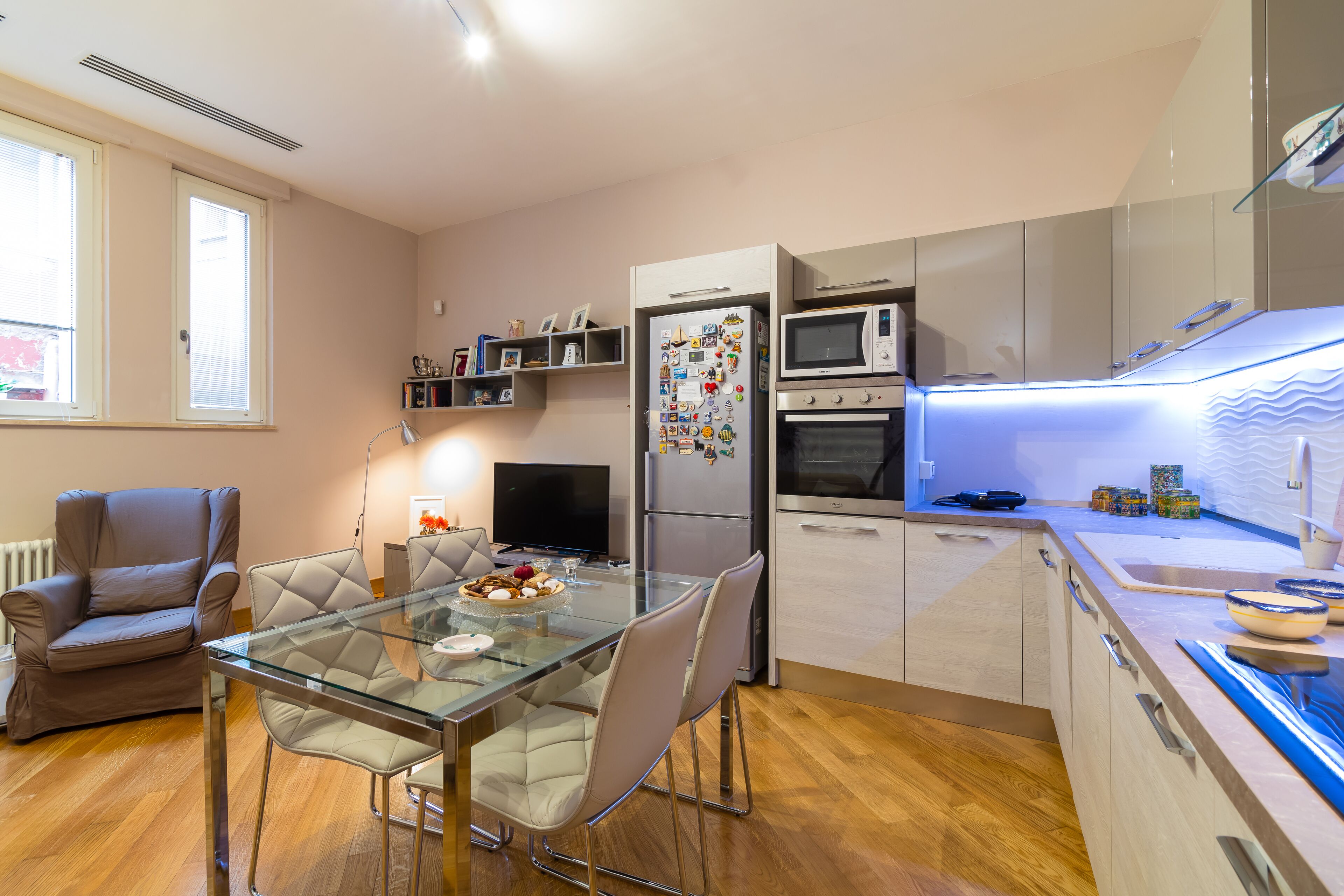 Peti sejuk/penyejuk beku saiz penuh, ketuhar gelombang mikro, ketuhar 