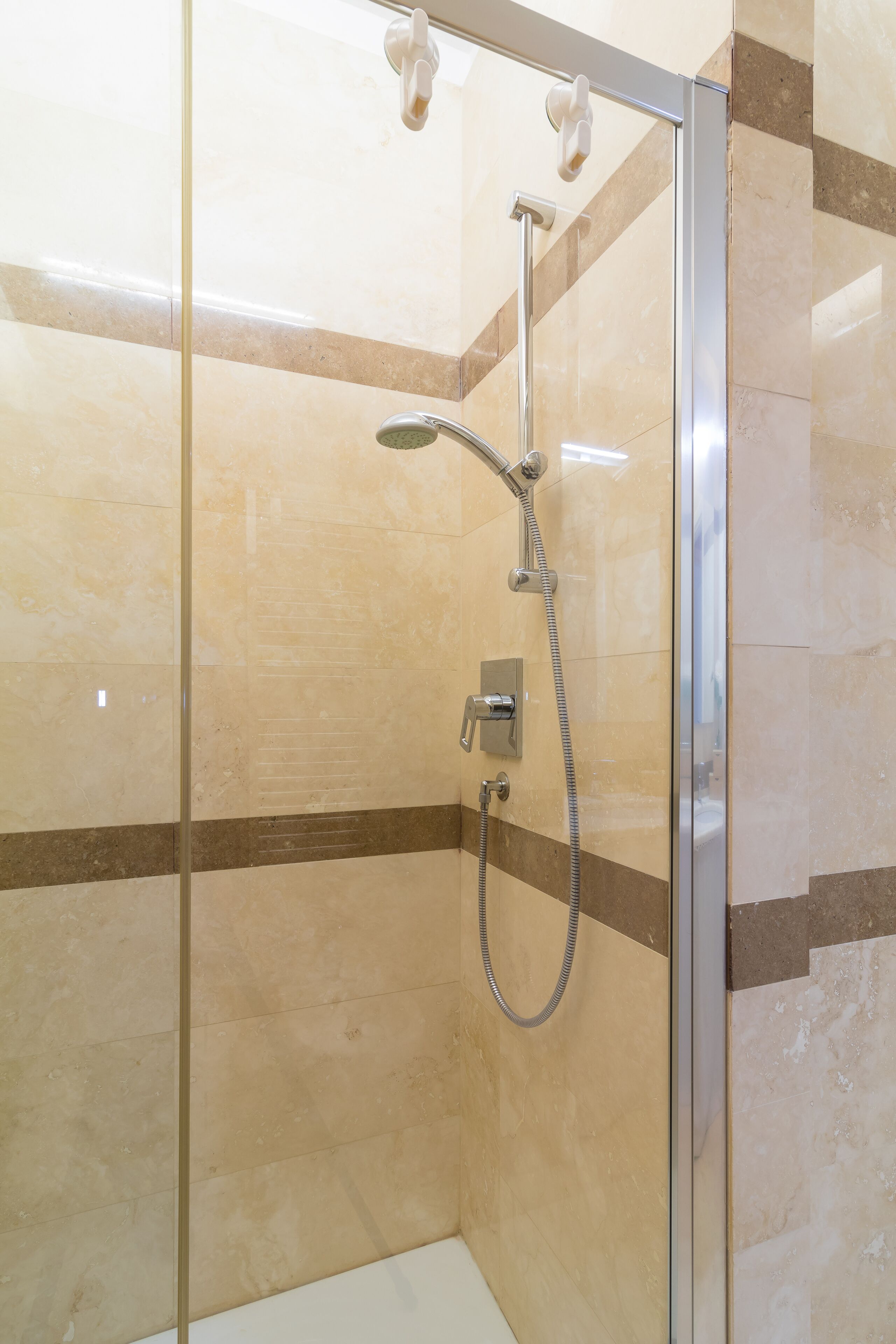 Appartement Deluxe, 1 chambre | Salle de bain | Douche, douche à « effet pluie », articles de toilette gratuits