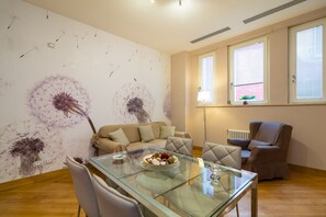 Living area - Elegant Flat at Municipio by Napoliapartments (Naples)