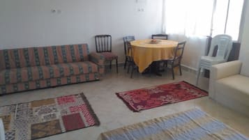 Apartament, 2 dormitoris | Sala d'estar | Televisor