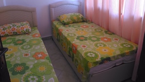 Apartamento, 2 quartos | 2 quartos, escrivaninha