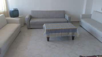 Apartament, 2 dormitoris | Sala d'estar | Televisor