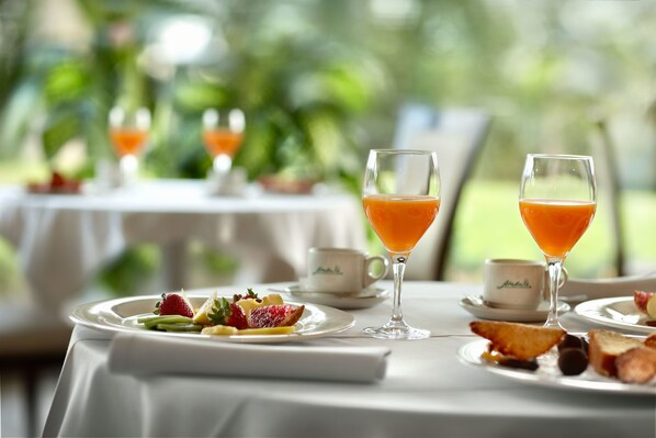 TĂ€gliches FrĂŒhstĂŒcksbuffet (11 EUR pro Person)