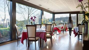 Dagelijks ontbijtbuffet (EUR 11 per persoon)