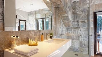 Tweepersoonskamer | Badkamer | Een douche, gratis toiletartikelen, een haardroger, handdoeken