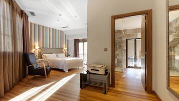 Kahden hengen huone | Minibaari, tallelokero huoneessa, työpöytä, pimennysverhot