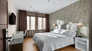 Tweepersoonskamer | Een minibar, een kluis op de kamer, een bureau, verduisterende gordijnen