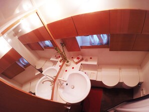 Luxury Suite | Bathroom | Shower, free toiletries, hair dryer, bathrobes