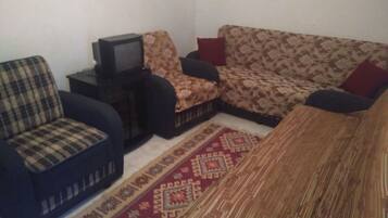 Apartament, 2 dormitoris | Sala d'estar | Televisor