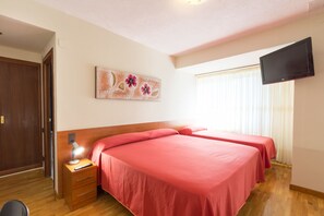 Triple Room, Private Bathroom | Free WiFi - Pensión La Rioja (Logroño)