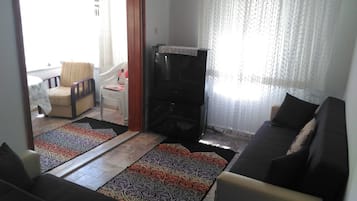 Apartament, 2 dormitoris | Sala d'estar | Televisor