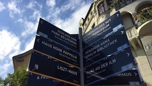 Hinweisschilder zu verschiedenen Sehenswürdigkeiten, darunter das Palastmuseum, die Amalia Bibliothek und das Liszt-Haus.