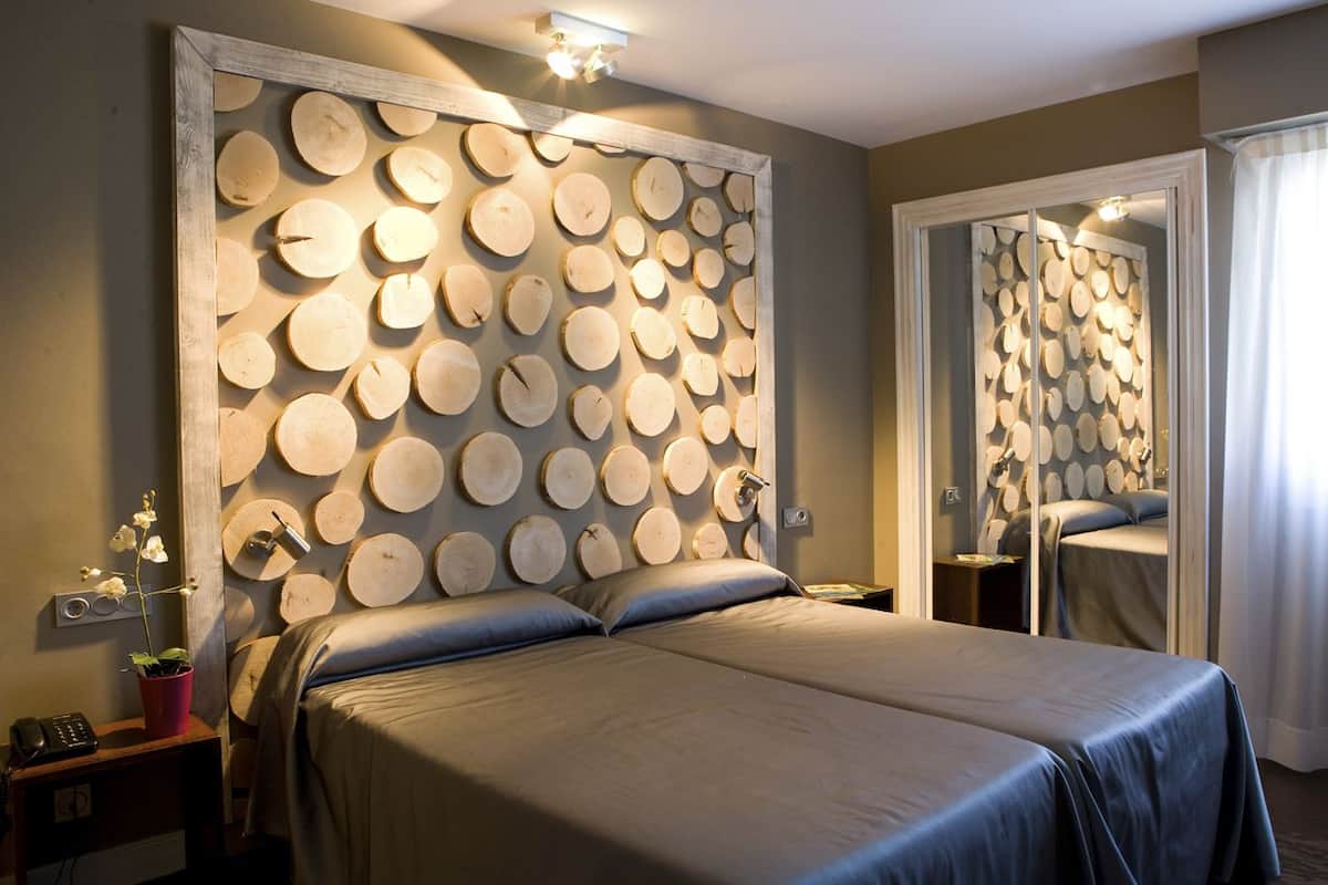 Escritorio, cortinas opacas, wifi gratis y ropa de cama