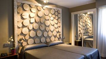 Escriptori, cortines opaques, wifi gratuïta i roba de llit