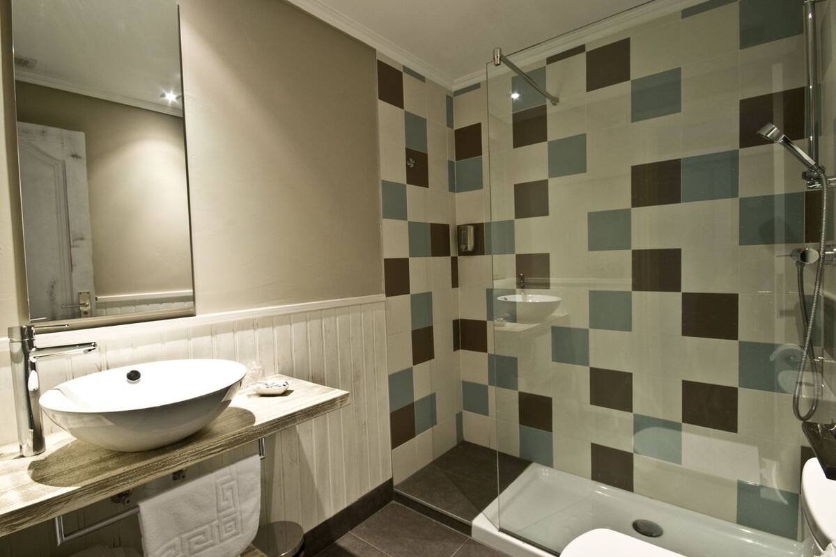 shower, deep-soaking bathtub, free toiletries, hair dryer