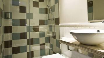 Douche, baignoire relaxante profonde, articles de toilette gratuits