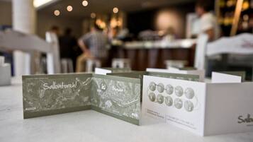 S'hi serveixen dinars, sopars i plats de cuina local