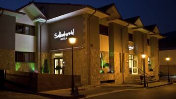 Façana frontal de l'allotjament (vespre/nit)