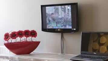 Escriptori, cortines opaques, wifi gratuïta i roba de llit