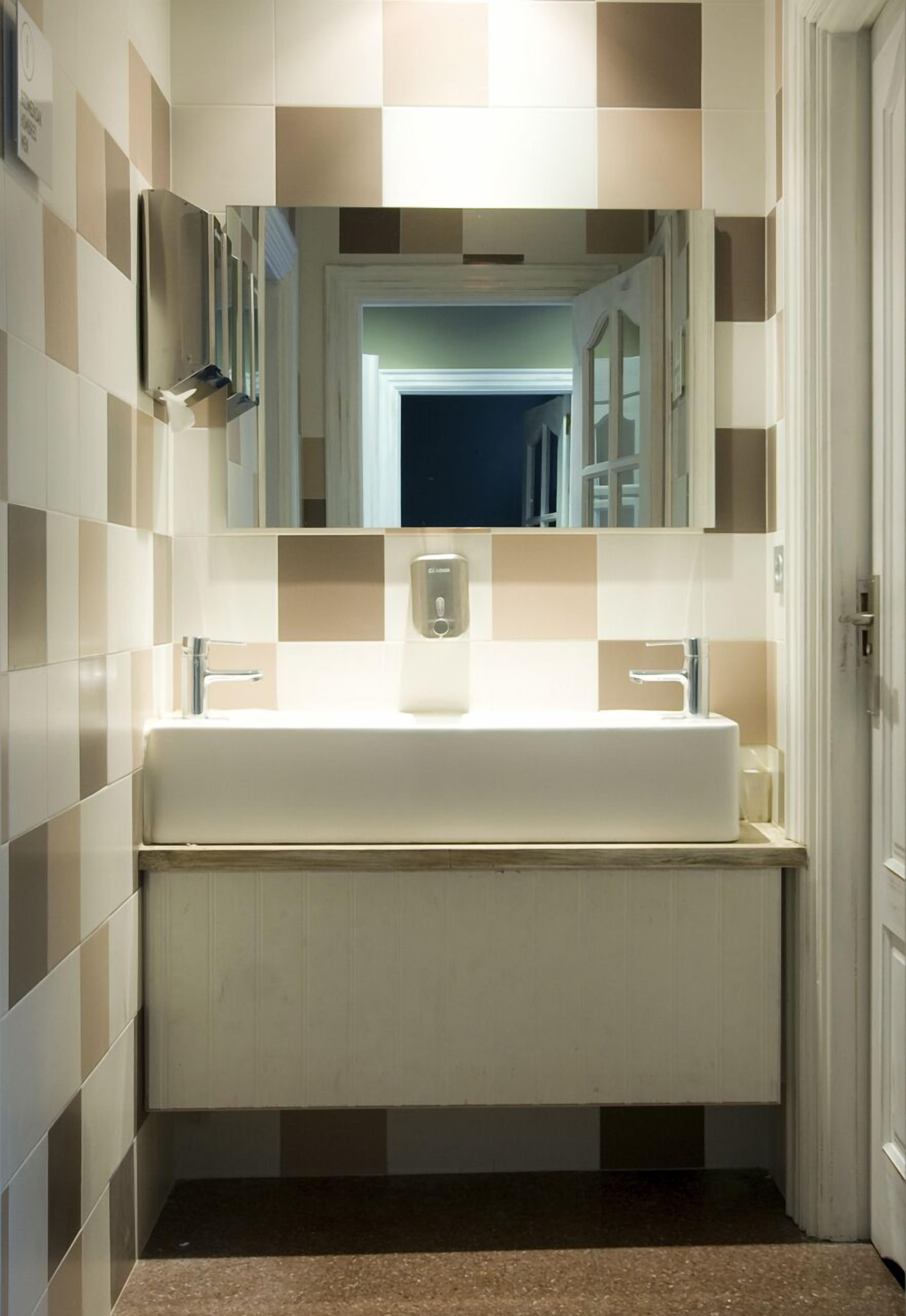 shower, deep-soaking bathtub, free toiletries, hair dryer