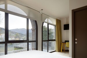 Quarto casal, vista para a montanha | Cofres nos quartos, escrivaninha, quartos à prova de som