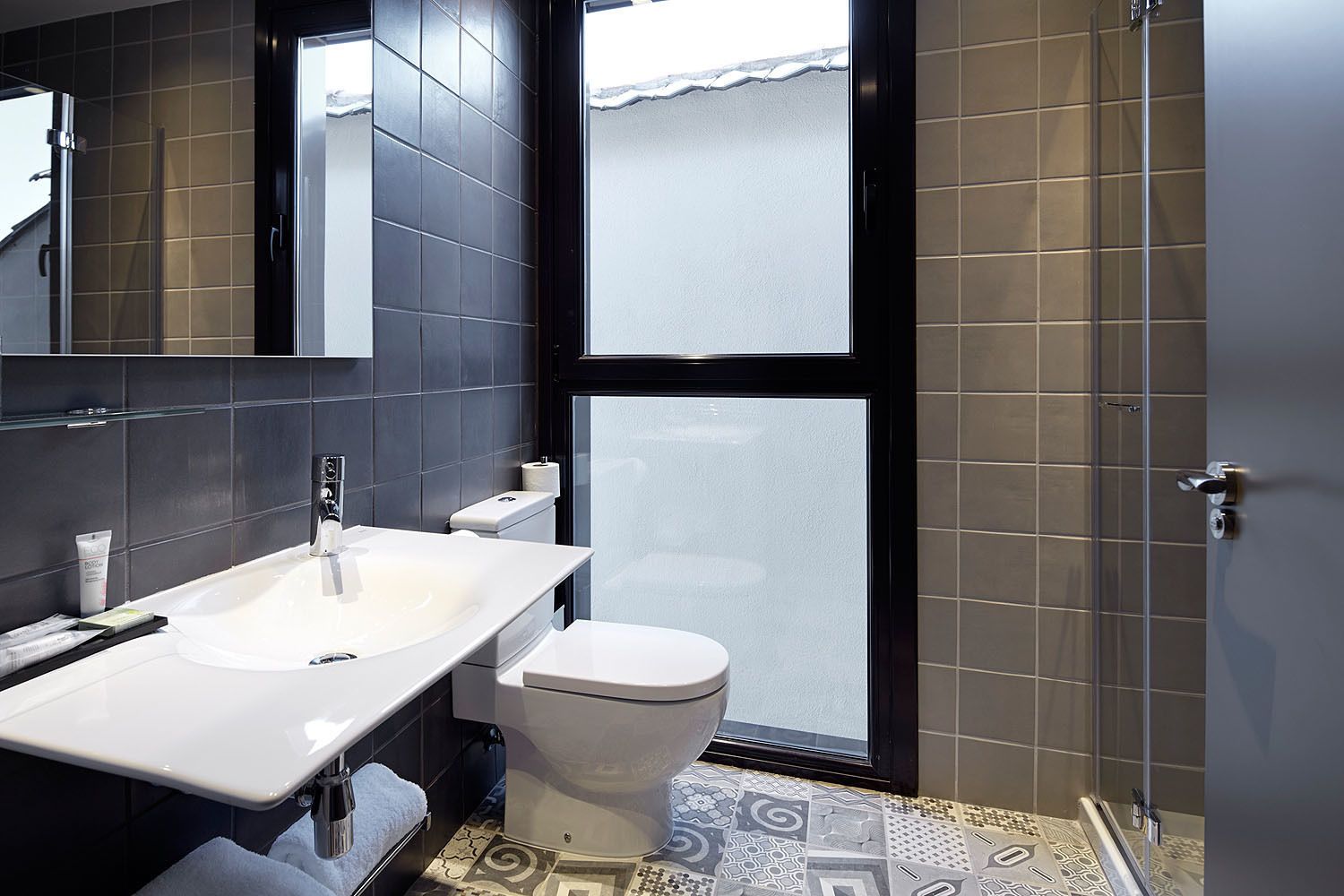 Eenpersoonskamer | Badkamer | Een douche, gratis toiletartikelen, een haardroger, handdoeken