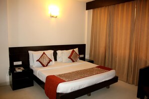 Premium bedding, in-room safe, desk, iron/ironing board