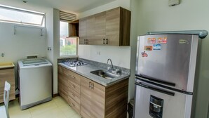 Comfort Apartment, 2 Bathrooms | Private kitchenette | Coffee/tea maker, full-sized fridge, microwave, stovetop - Apartamento c/ balcón y fantástica ubicación - 901 (Medellín)