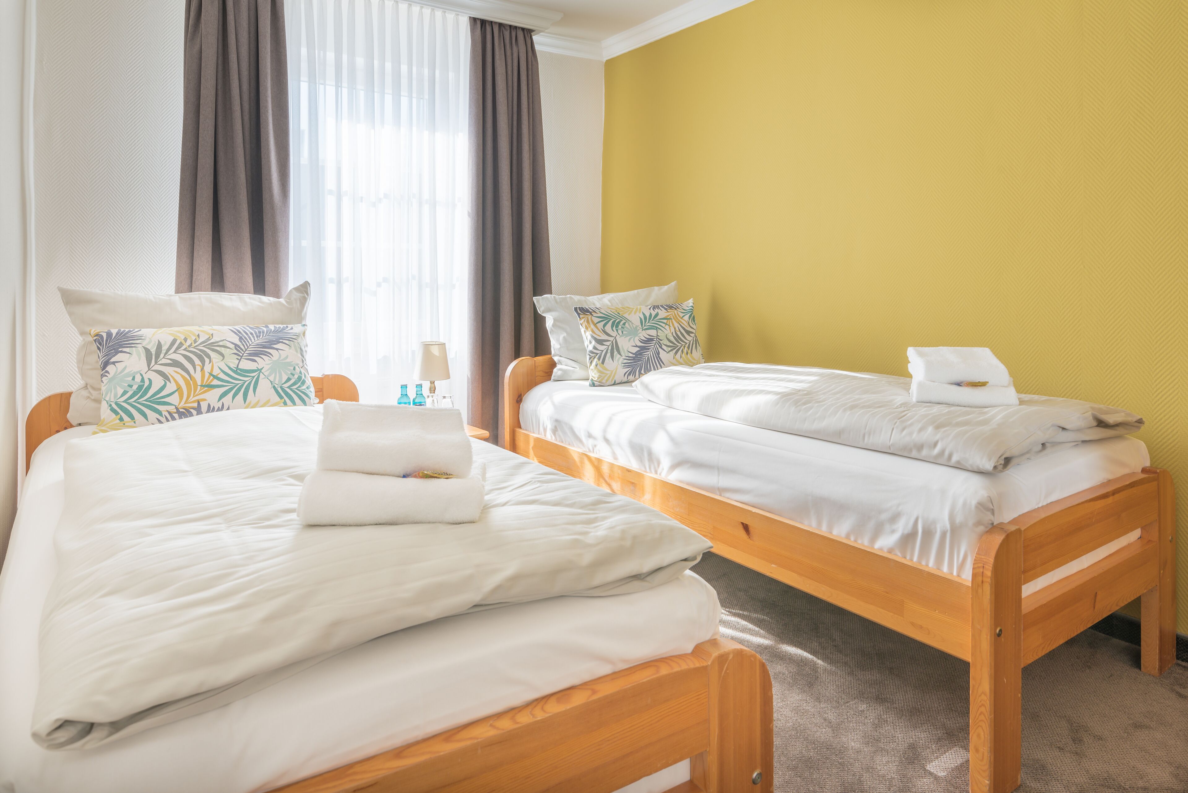 family suite, 2 bedrooms, non smoking | desk, bed sheets