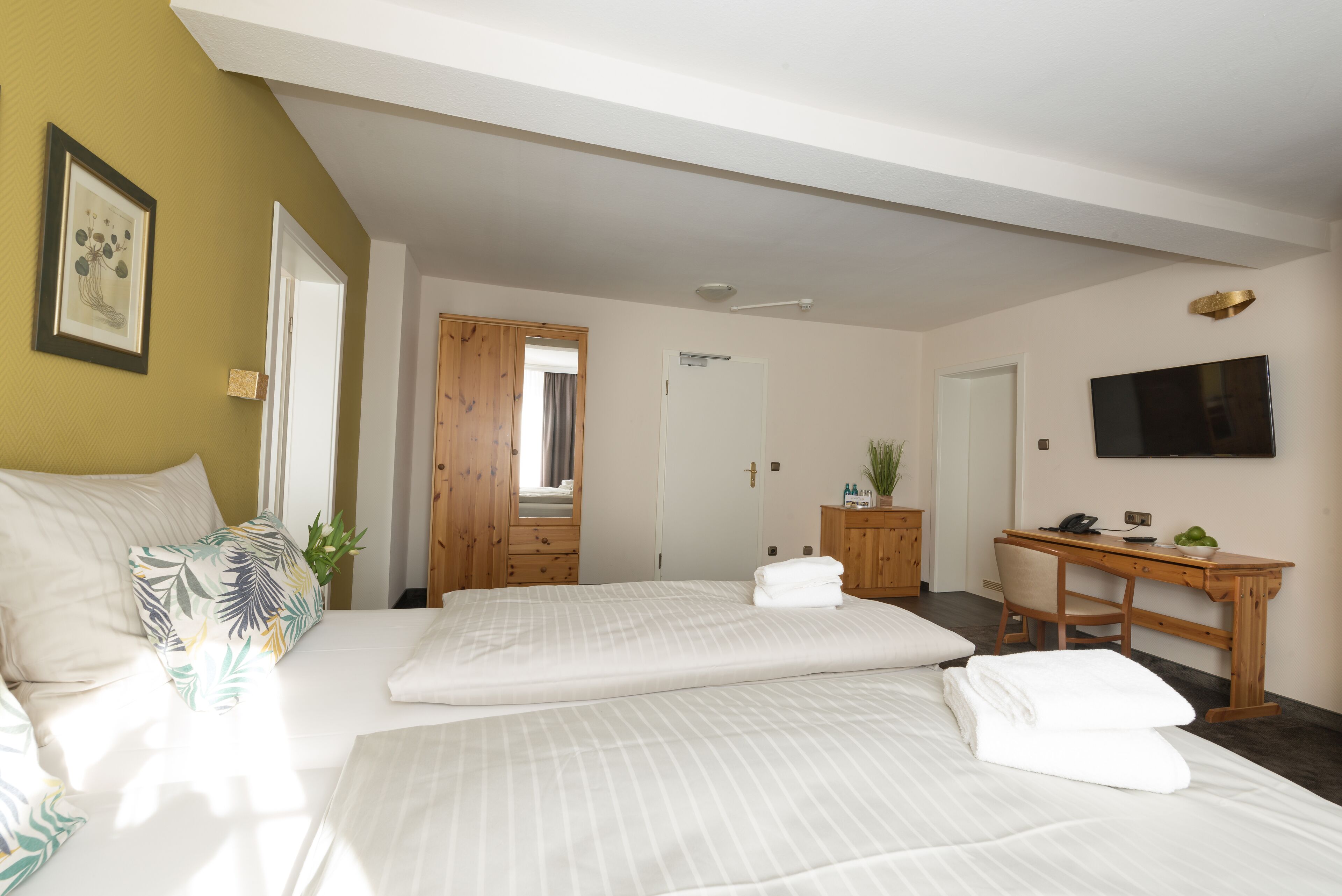 family suite, 2 bedrooms, non smoking | desk, bed sheets