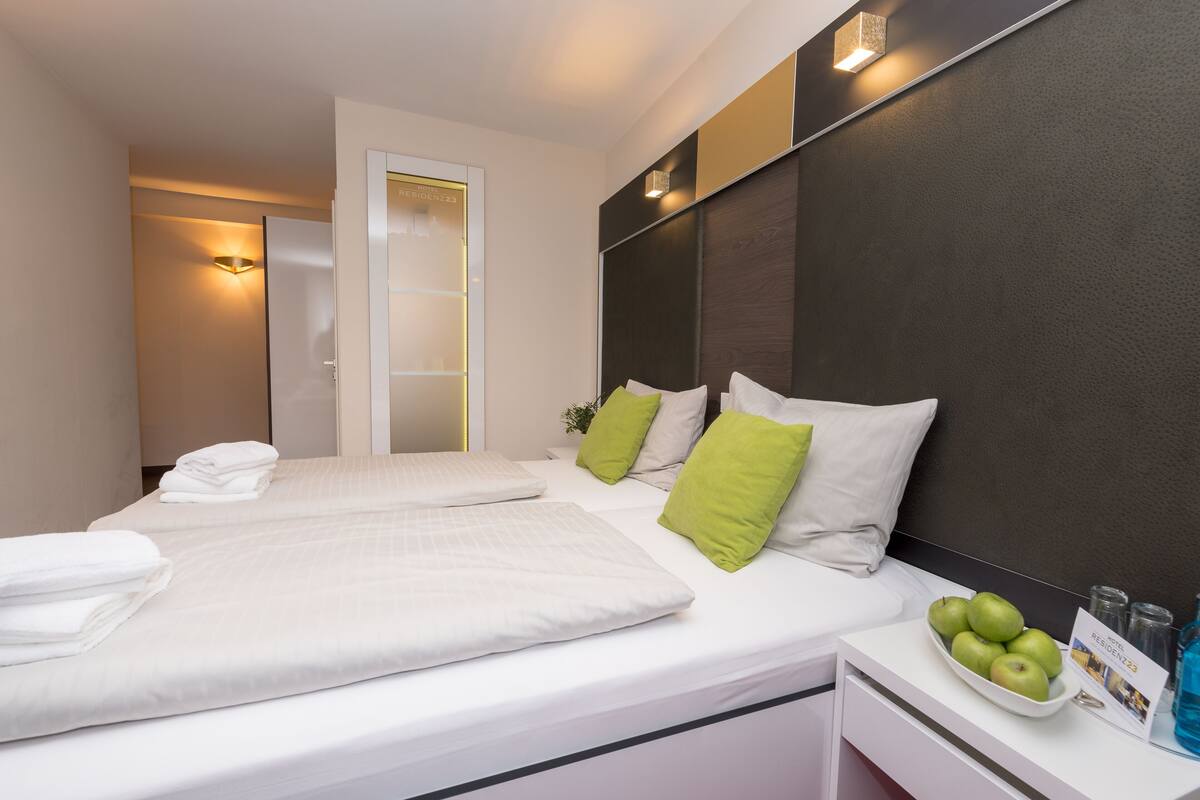 superior double room, non smoking, courtyard area | desk, bed sheets