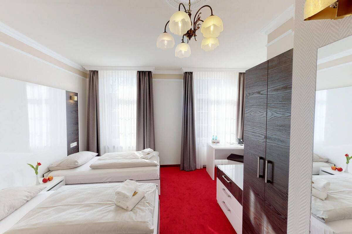 classic double room, non smoking | desk, bed sheets