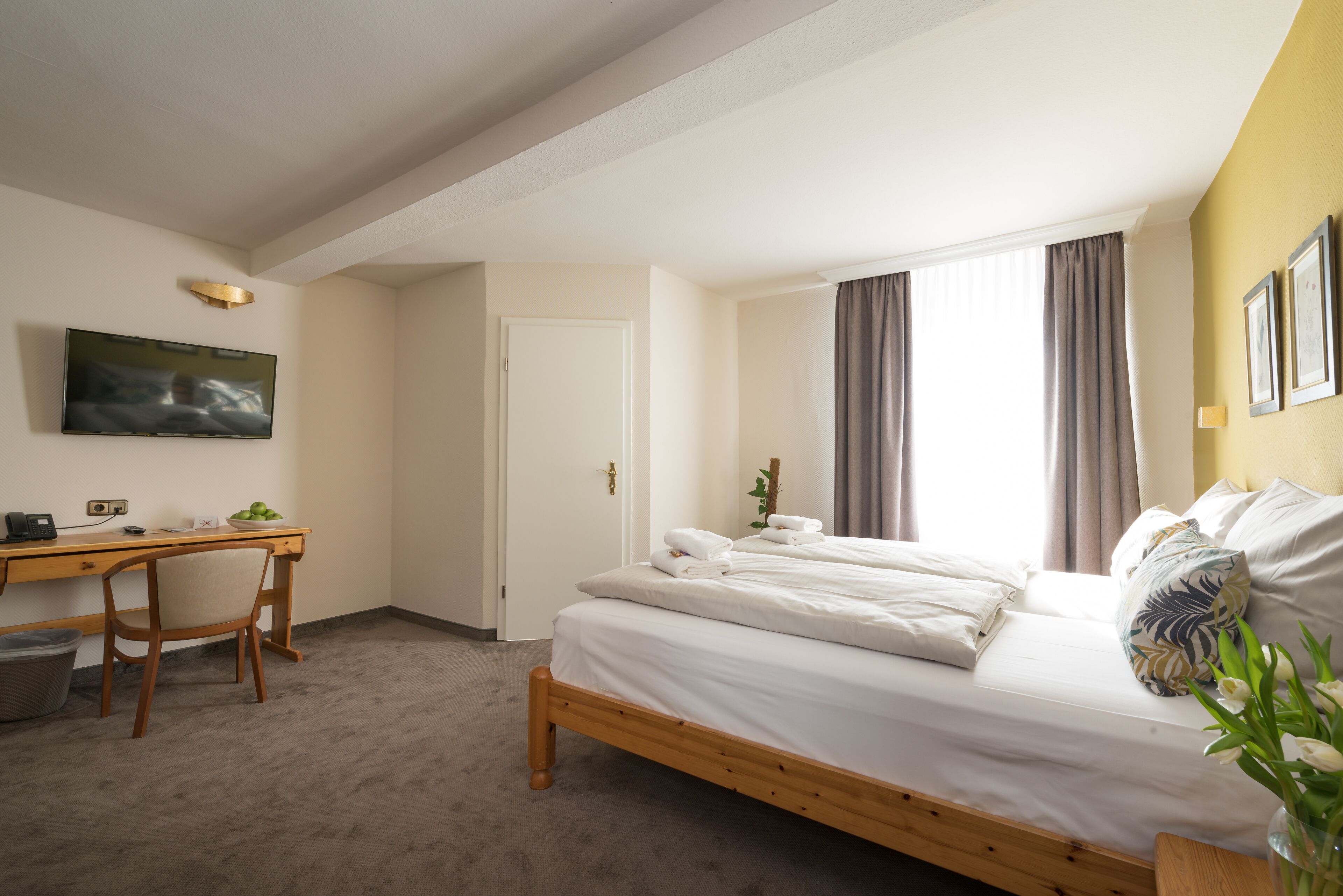 family suite, 2 bedrooms, non smoking | living area | flat-screen tv