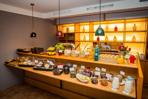 Dagelijks ontbijtbuffet (EUR 10.00 per persoon)