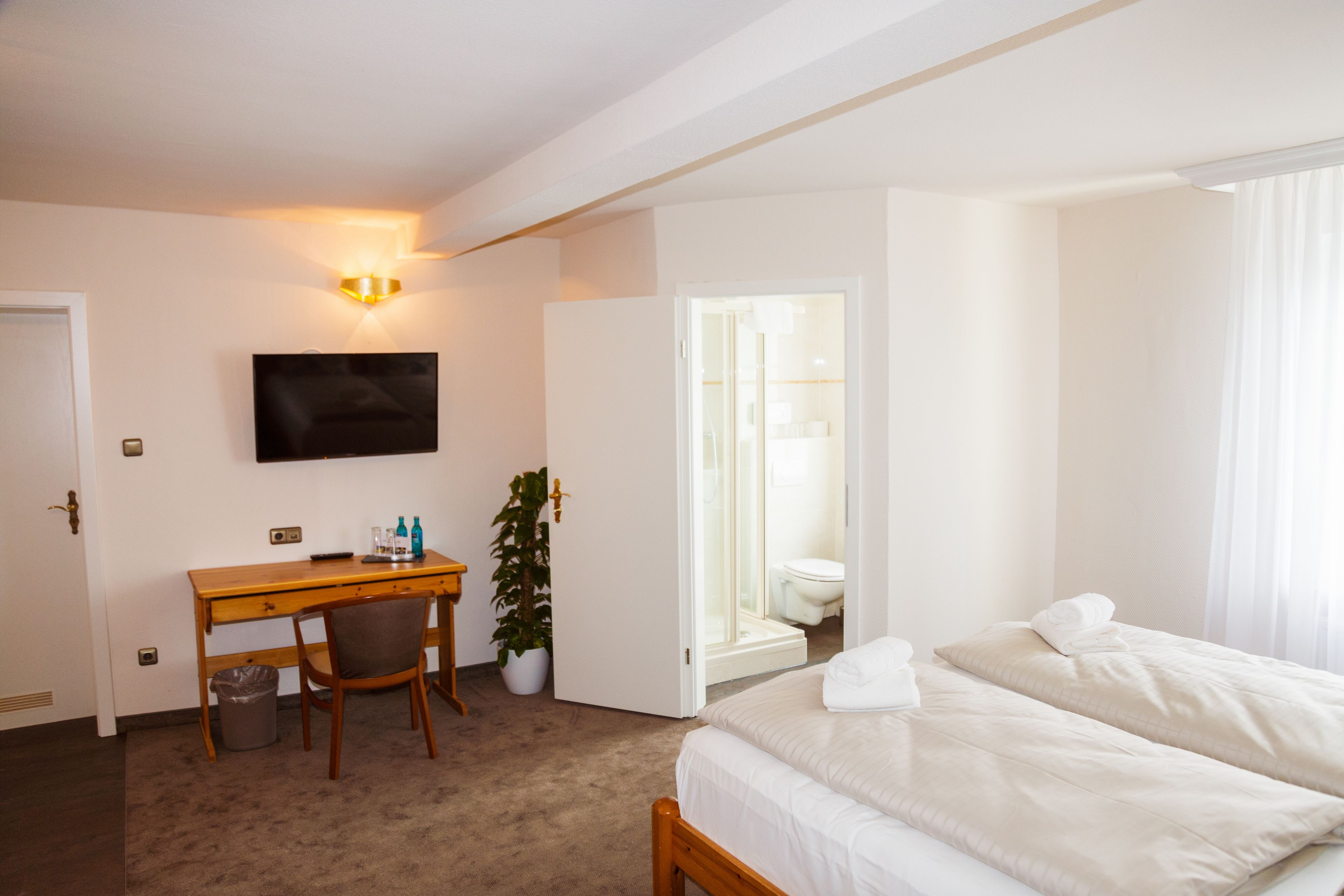 family suite, 2 bedrooms, non smoking | desk, bed sheets