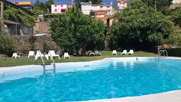 Una piscina al aire libre de temporada