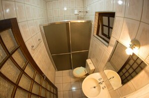 Dusche, kostenlose Toilettenartikel, Haartrockner, Handtücher