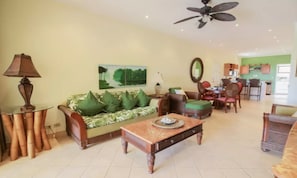 Living area - Sunrise 18 (Tamarindo)