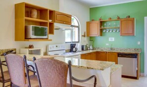 Deluxe Condo, 3 Bedrooms, Non Smoking | In-room dining