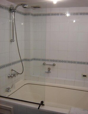 Maison Familiale, 2 chambres | Douche de la salle de bain