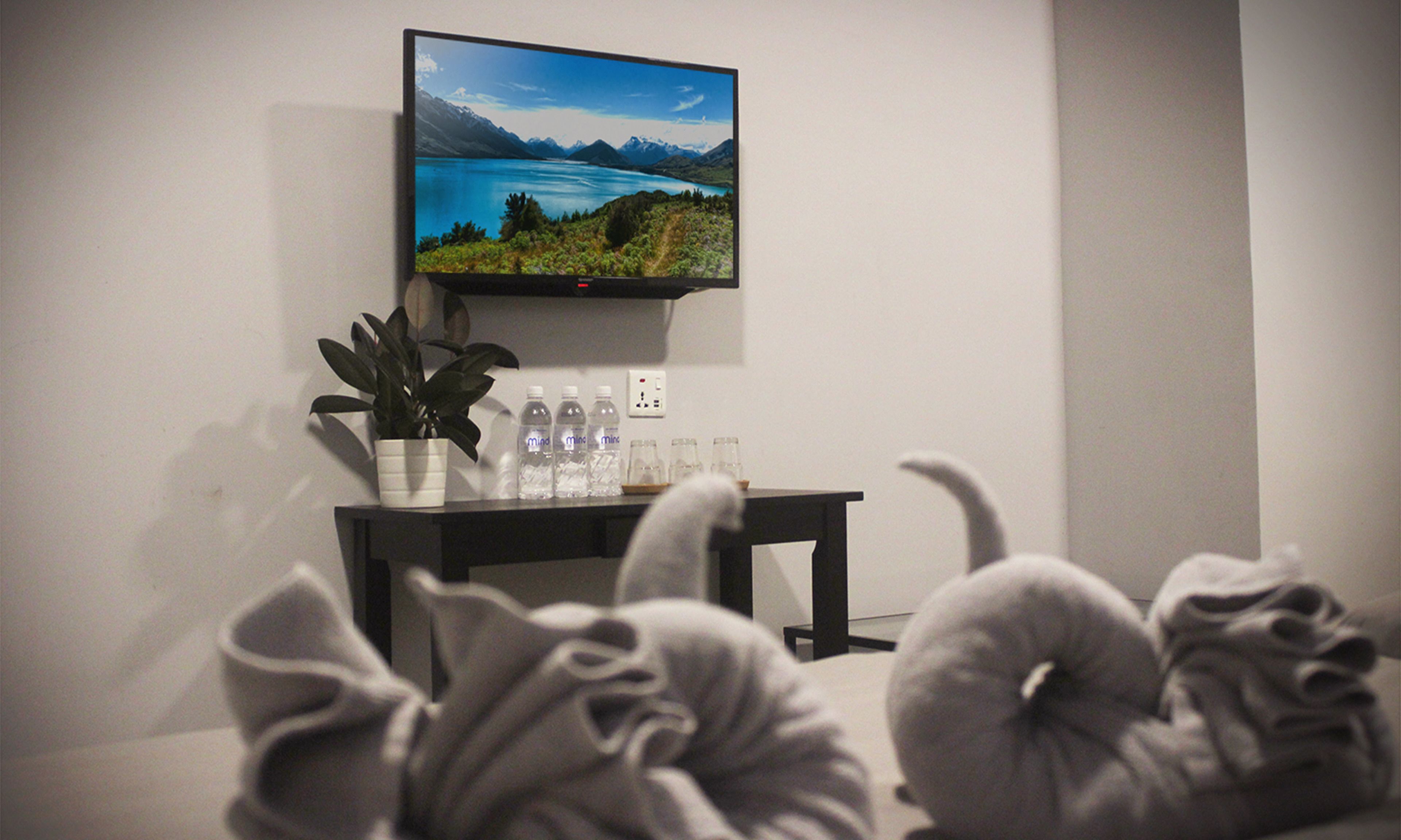 Escritorio, tabla de planchar con plancha, wifi gratis y ropa de cama 