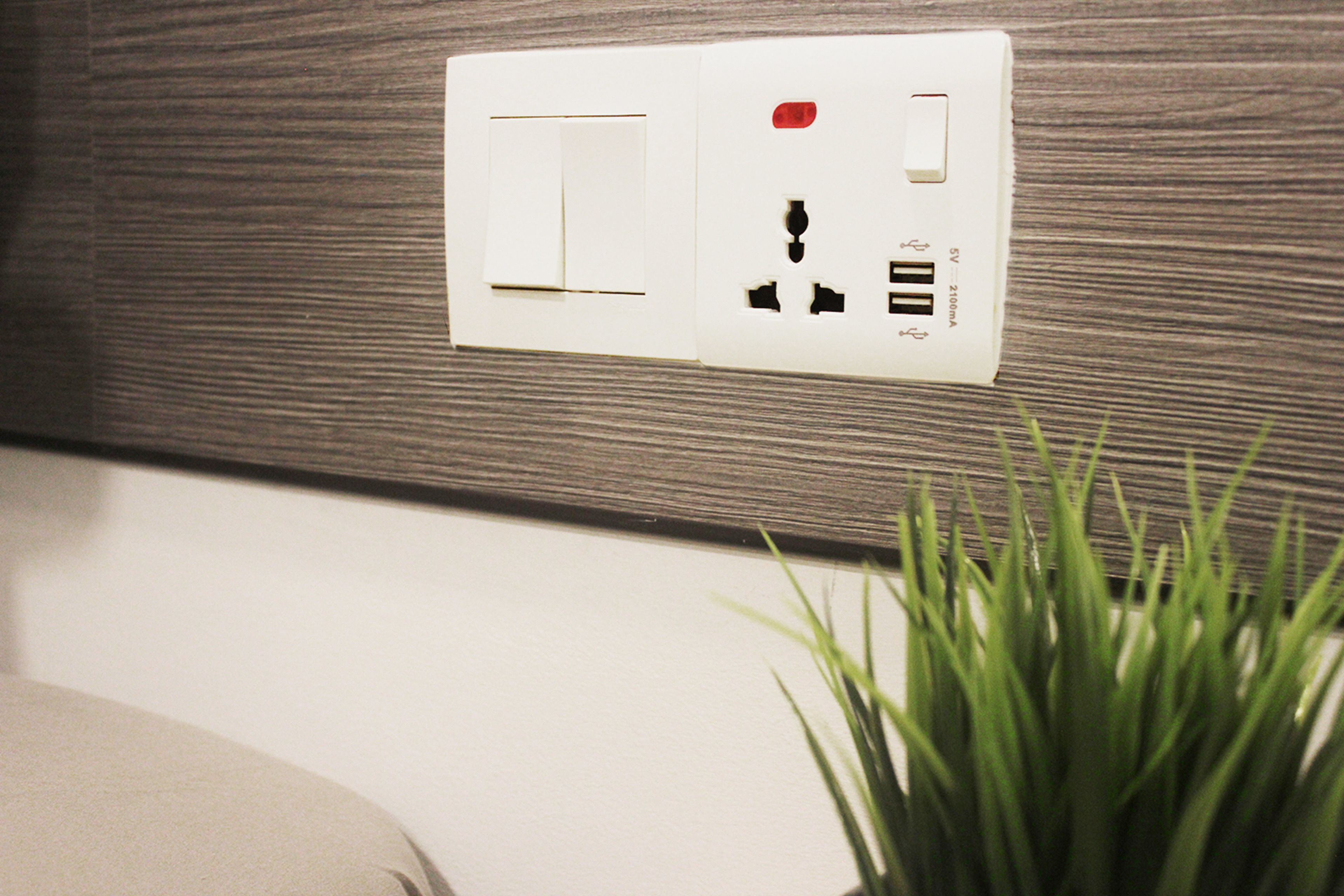 Een wandcontactdoos met schakelaar en USB-poorten.