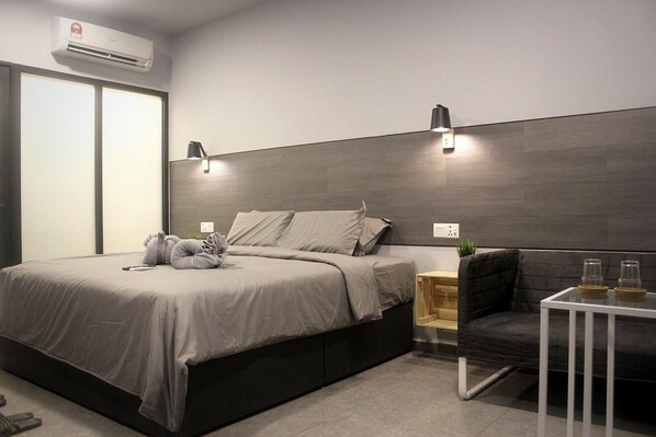 Desk, iron/ironing board, free WiFi, bed sheets - Vertilex Hotel (Johor Bahru)