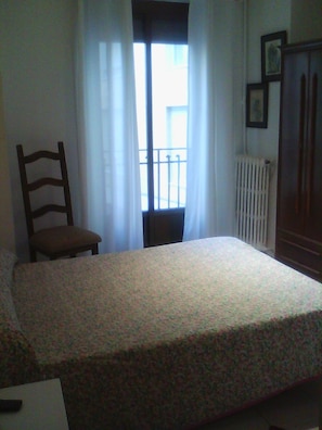 Double Room, Sink And Shower | Free cots/infant beds, rollaway beds, free WiFi, bed sheets - Hostal Central (Zaragoza)