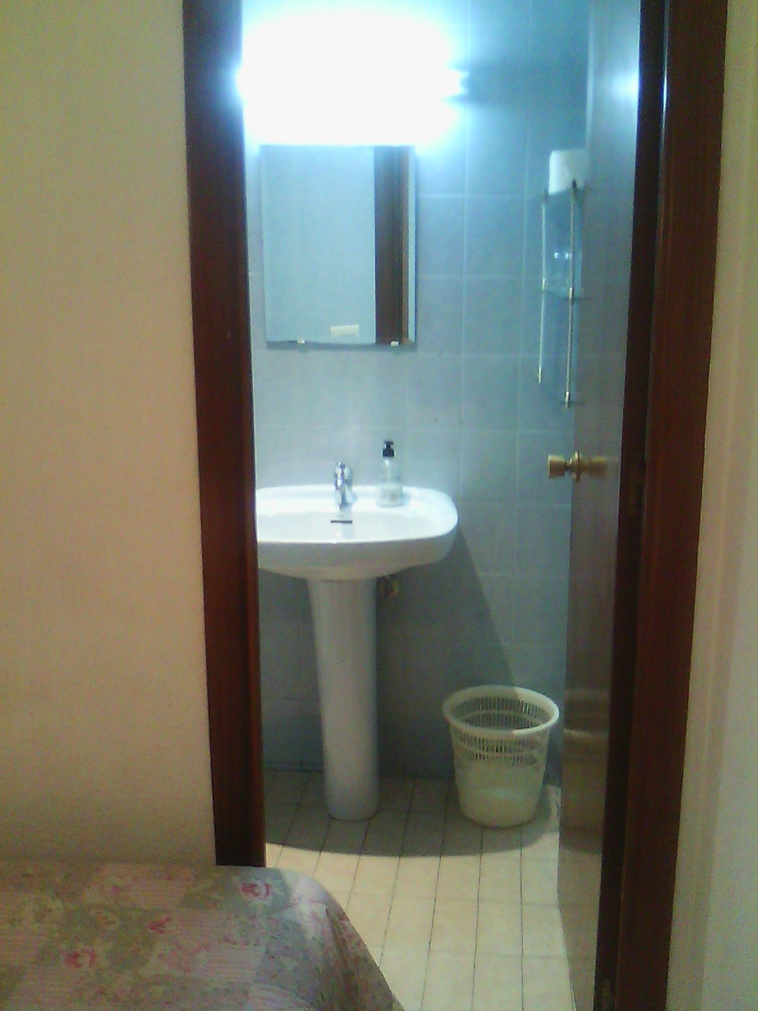 Un baño con lavamanos, espejo y ducha.